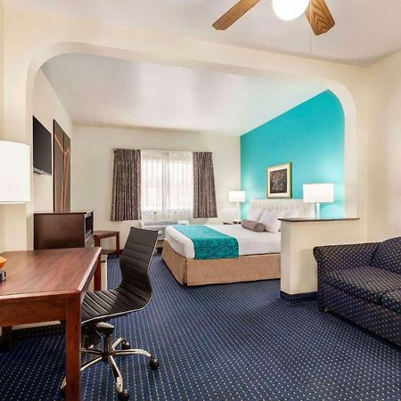 Howard Johnson By Wyndham San Antonio Hotel & Suites Ngoại thất bức ảnh