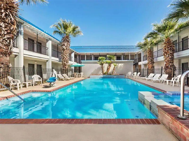 Howard Johnson By Wyndham San Antonio Hotel & Suites Ngoại thất bức ảnh