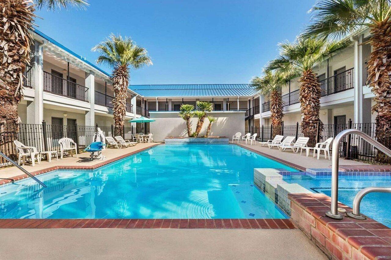 Howard Johnson By Wyndham San Antonio Hotel & Suites Ngoại thất bức ảnh