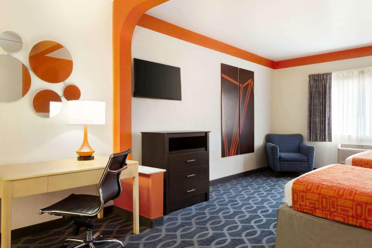 Howard Johnson By Wyndham San Antonio Hotel & Suites Ngoại thất bức ảnh