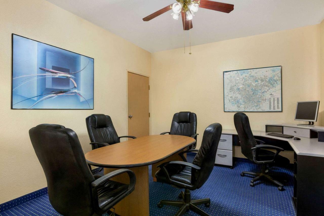 Howard Johnson By Wyndham San Antonio Hotel & Suites Ngoại thất bức ảnh