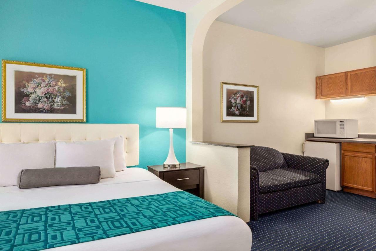 Howard Johnson By Wyndham San Antonio Hotel & Suites Ngoại thất bức ảnh