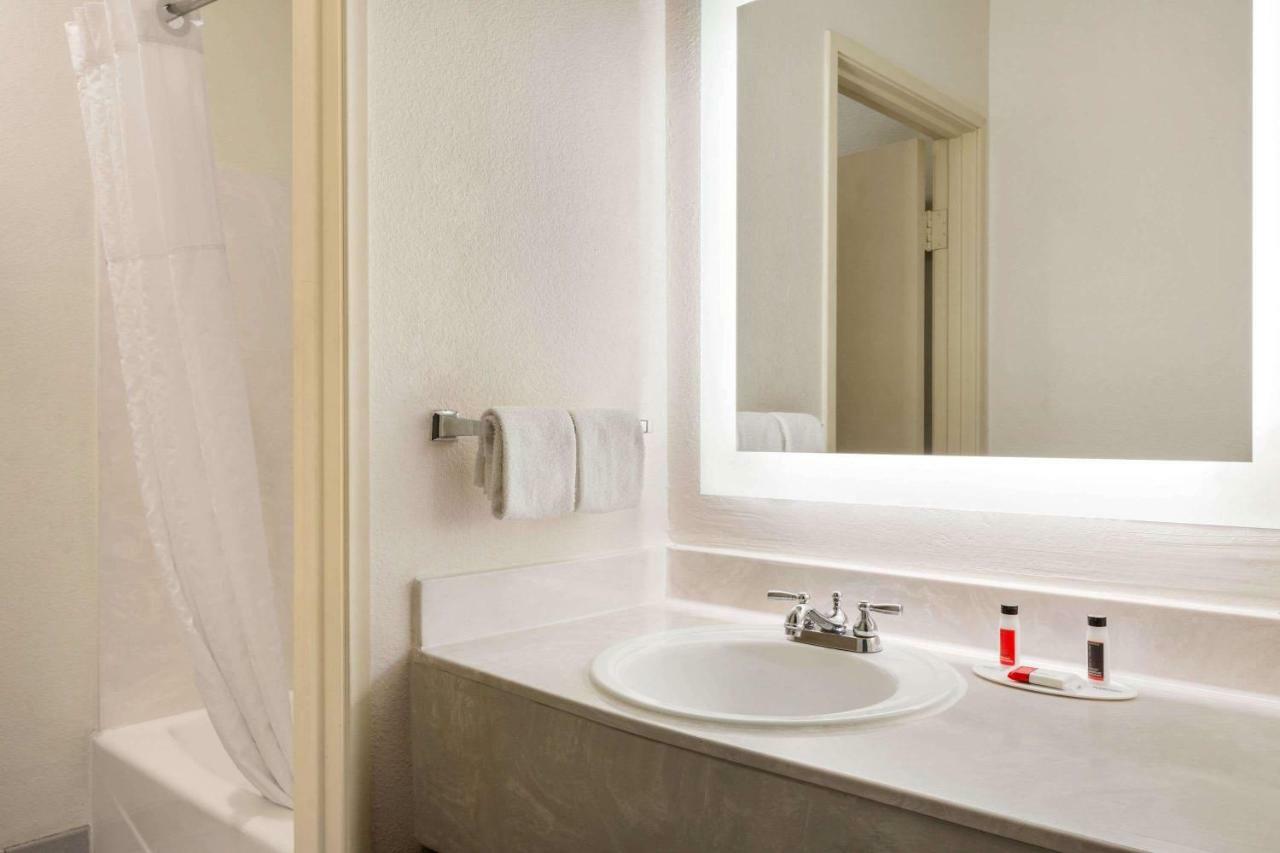 Howard Johnson By Wyndham San Antonio Hotel & Suites Ngoại thất bức ảnh