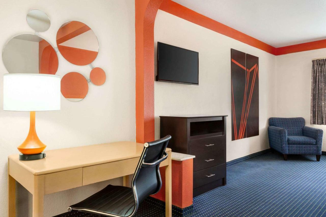Howard Johnson By Wyndham San Antonio Hotel & Suites Ngoại thất bức ảnh