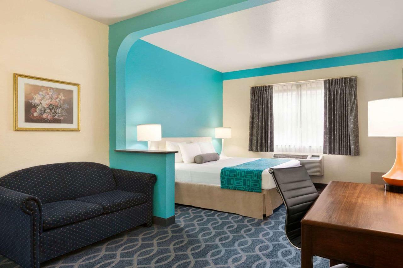 Howard Johnson By Wyndham San Antonio Hotel & Suites Ngoại thất bức ảnh