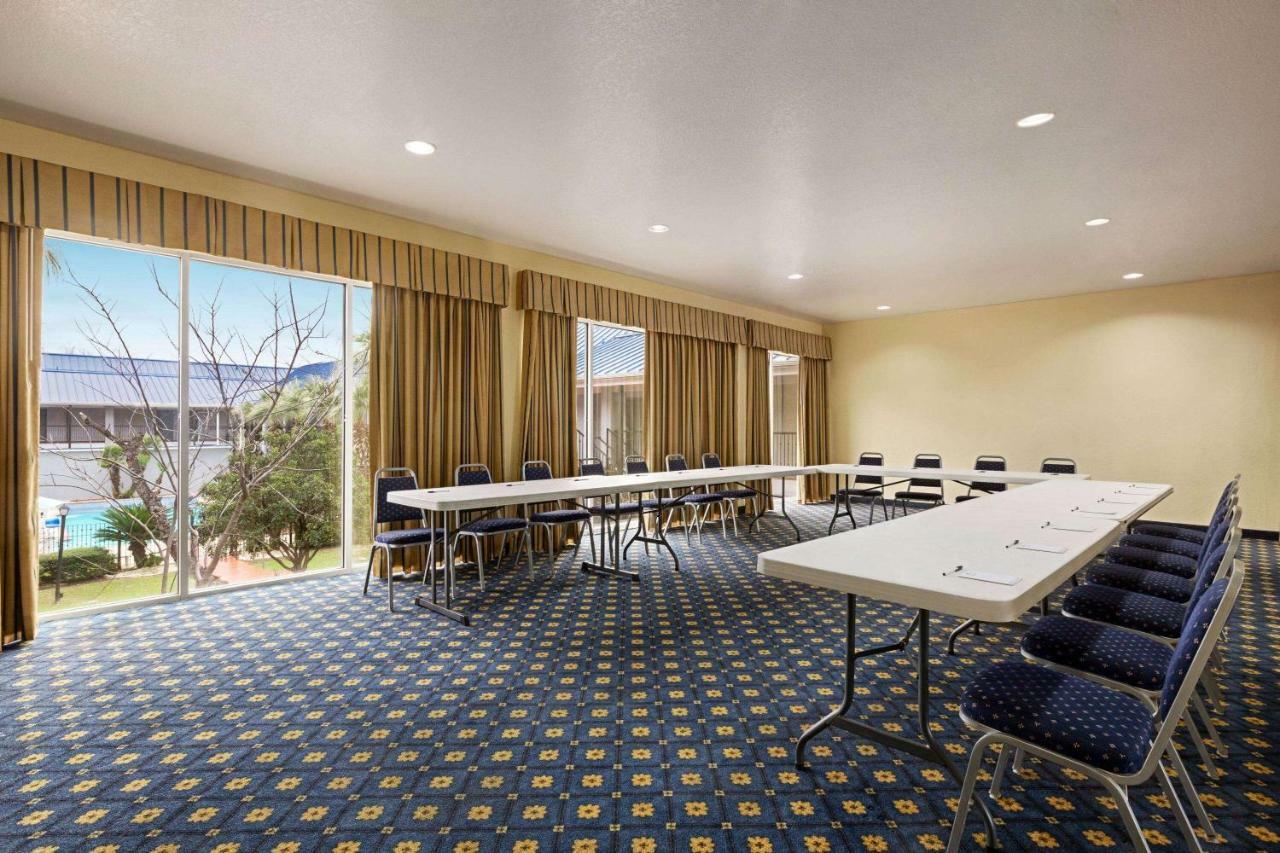 Howard Johnson By Wyndham San Antonio Hotel & Suites Ngoại thất bức ảnh