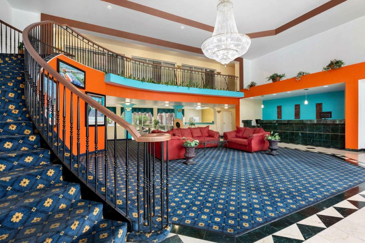 Howard Johnson By Wyndham San Antonio Hotel & Suites Ngoại thất bức ảnh