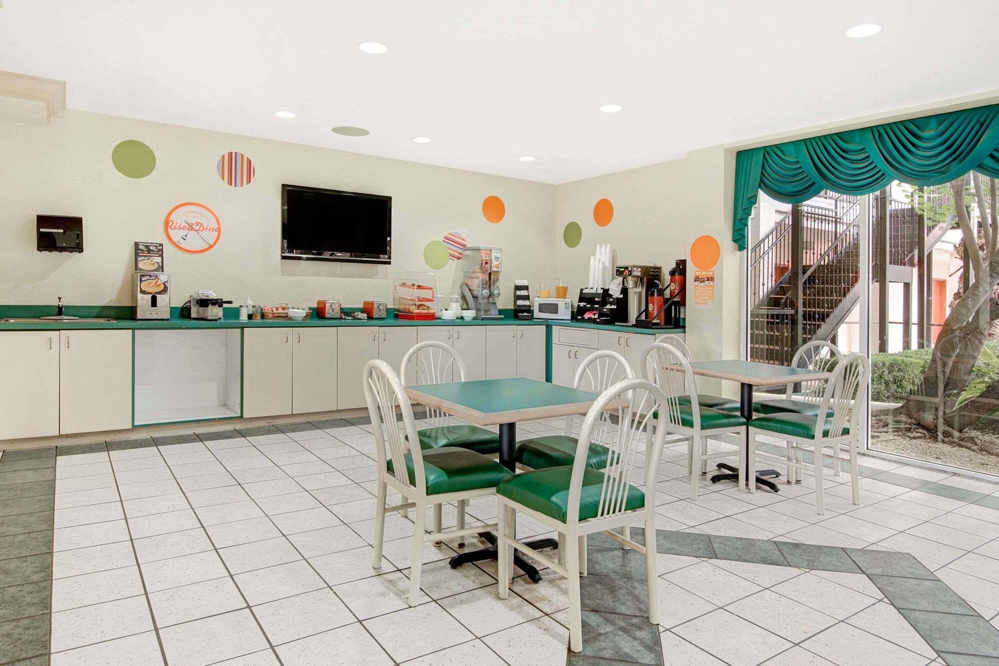 Howard Johnson By Wyndham San Antonio Hotel & Suites Ngoại thất bức ảnh